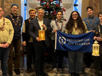 Friedenslicht im Wiesbadener Rathaus: OB Mende empfängt Pfadfinderinnen und Pfadfinder am Schlossplatz