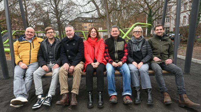 Große Hollywoodschaukel auf dem Schulberg eröffnet neue Blickachse über Wiesbaden