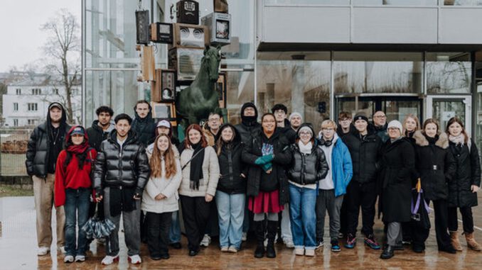 Jugendaustausch in Wiesbaden: Teilnehmende aus drei Ländern zeigen Medienprojekte und erhalten EU Youthpass