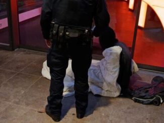 Nächteinsätze in Wiesbaden: Stadtpolizei gibt heißen Tee aus und weist auf Hilfsangebote hin