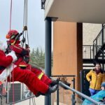 Nikolausbesuch aus der Luft: Feuerwehr Höhenretter überraschen Kinder in Wiesbaden