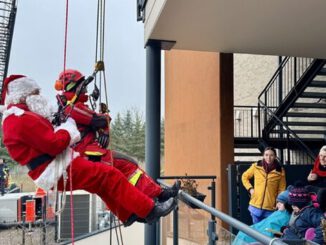 Nikolausbesuch aus der Luft: Feuerwehr Höhenretter überraschen Kinder in Wiesbaden