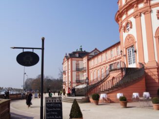 Rheingauer Weinfest kehrt nach Schloss Biebrich zurück: Verkostungen, Raritäten und Musik am 11. April