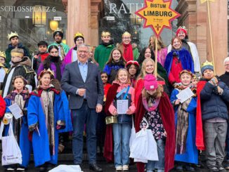 Sternsinger bringen Segenszeichen ins Wiesbadener Rathaus und thematisieren Kinderarbeit