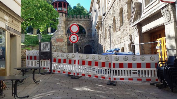 Teilsperrung am Römertor nach Lösung eines Fensterbretts am Thermenkomplex Teilsperrung am Römertor nach Lösung eines Fensterbretts am Thermenkomplex