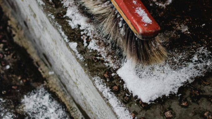 Walluf erinnert an Pflicht zum Räumen und Streuen von Gehwegen im Winter