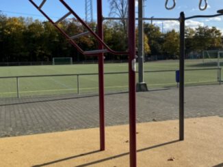 Wiesbaden nimmt Calisthenics Anlage und neuen Basketballkorb auf dem Sportplatz Amöneburg in Betrieb