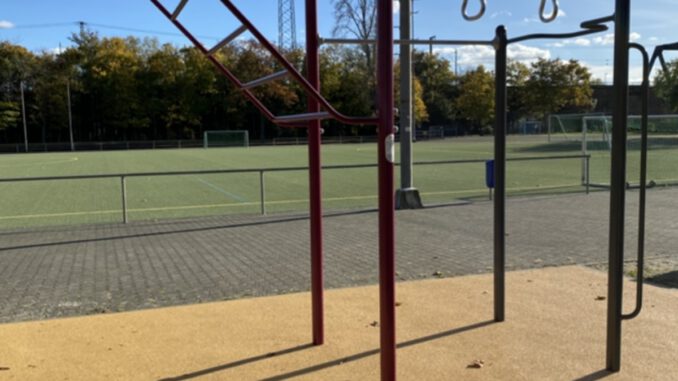 Wiesbaden nimmt Calisthenics Anlage und neuen Basketballkorb auf dem Sportplatz Amöneburg in Betrieb
