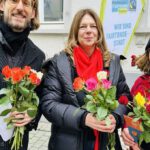 Wiesbaden verteilt Fairtrade-Rosen und macht auf Arbeitsbedingungen in Lieferketten aufmerksam