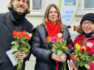 Wiesbaden verteilt Fairtrade-Rosen und macht auf Arbeitsbedingungen in Lieferketten aufmerksam