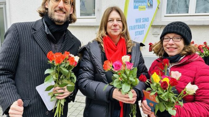 Wiesbaden verteilt Fairtrade-Rosen und macht auf Arbeitsbedingungen in Lieferketten aufmerksam Wiesbaden verteilt Fairtrade-Rosen und macht auf Arbeitsbedingungen in Lieferketten aufmerksam